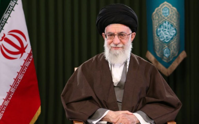 Aiatolá Khamenei reza sobre o caixão de líder do Hamas morto em Teerã