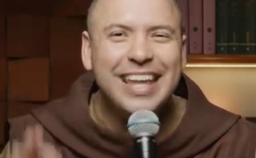 Frei Gilson entoa cânticos e reza para uma multidão em show na Festa do Peão de Barretos