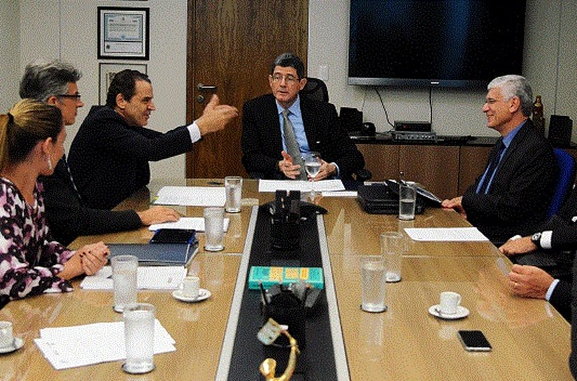 Fazenda e Turismo firmam acordo para preservar empregos