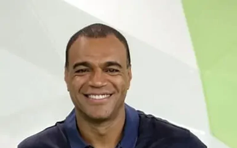 Casa de Denílson e Luciele Camargo tem closet gigante e espaço xodó para taça da Copa de 2002