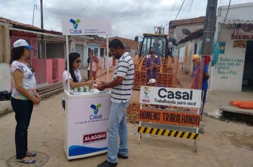 Casal avança com obras de substituição de redes de água no Jacintinho