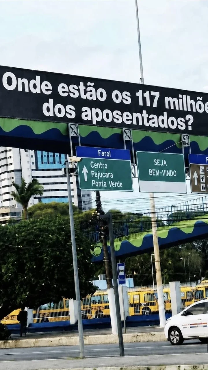 Maceió amanhece com faixas e cartazes cobrando explicações sobre R$ 117 milhões do Iprev