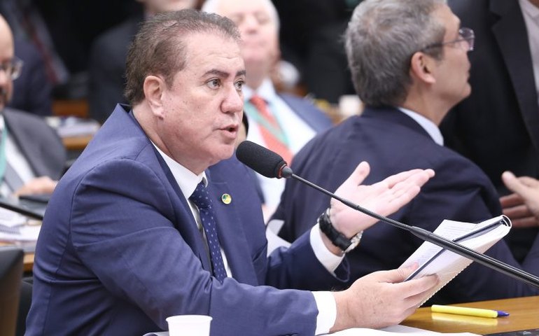 Projeto prevê desconto no salário de saldo negativo em banco de horas