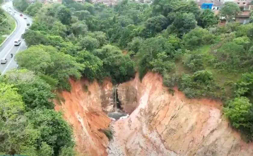 Cratera ameaça trecho da BR-316 e leva Maceió a decretar situação de emergência
