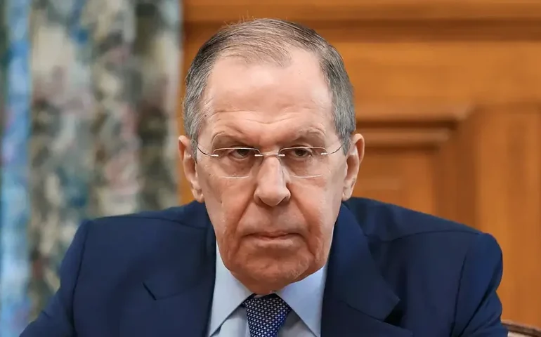 Fora de nova foto oficial, Lavrov elogia presidência brasileira do G20