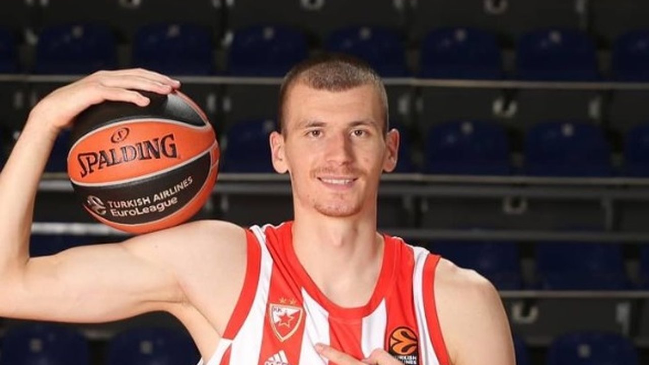 Veja como foi o lance que fez jogador da Sérvia perder um rim na Copa do Mundo de basquete