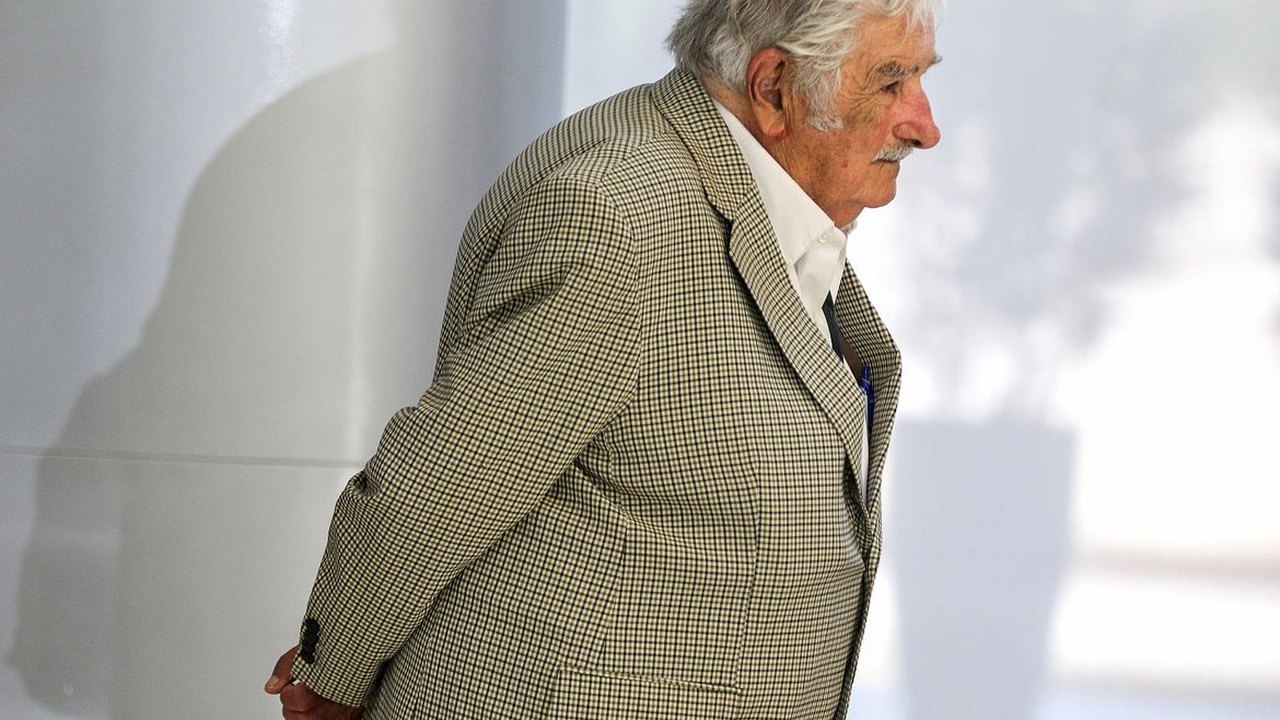 Cortejo fúnebre de Pepe Mujica reúne milhares em Montevidéu