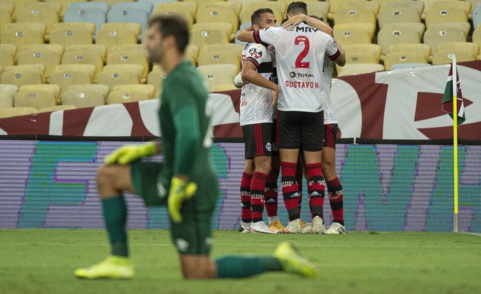 Flamengo entrou de vez na briga pela liderança do Campeonato Brasileiro após derrotar o Fluminense por 2 a 1