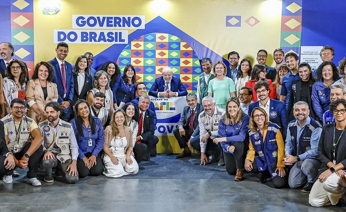 Lula, ministros e servidores do Governo do Brasil, em encontro que pretende reunir e atender prefeitos e prefeitas