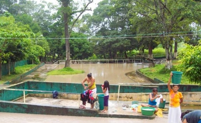 Sem água canalizada, moradores de Traipu usam água do rio para necessidades pessoais