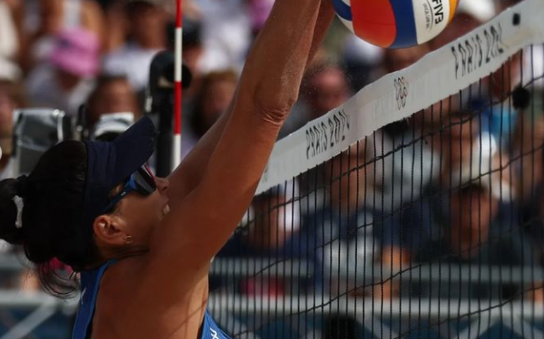 Carol e Bárbara perdem das australianas no vôlei de praia e se despedem de Paris-2024