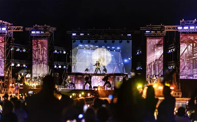 Jennifer Lopez canta para Bocelli em hotel de luxo na Sardenha