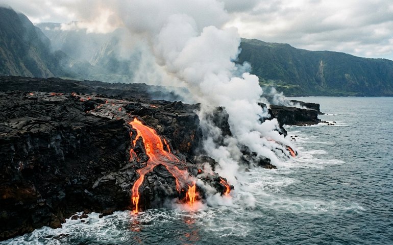 Lava de vulcão alcança o oceano e transforma paisagem na ilha da Reunião