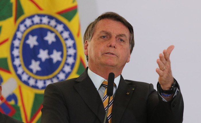 Bolsonaro diz que forças Armadas podem ir às ruas e acabar com 'covardia do toque de recolher'