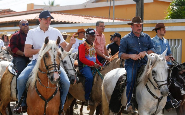 Ao lado de prefeito do MDB, Rui Palmeira participa de cavalgada em São Brás, no Agreste alagoano