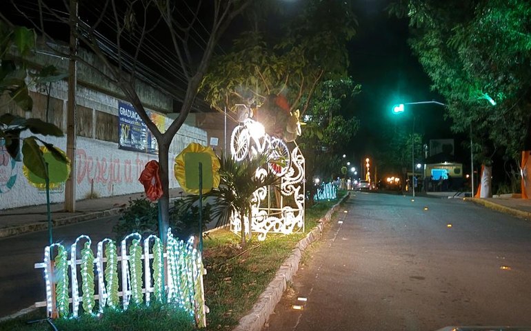 Em Palmeira prefeitura reutiliza decoração de Natal para celebrar Páscoa e atrair pessoas para logradouros