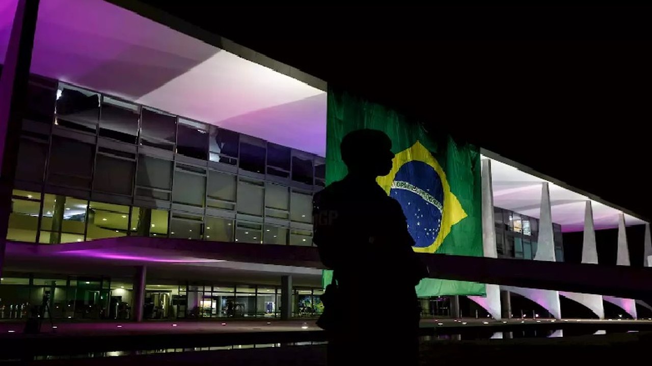 Contra normais legais, Bolsonaro manda pendurar no Planalto Bandeira gigante
