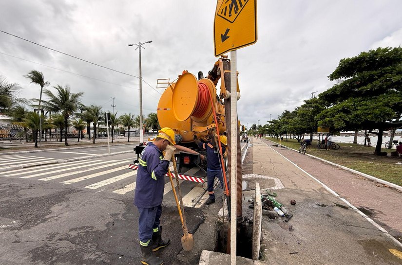 Infraestrutura executa limpeza da rede de drenagem no Jaraguá e reforça ações preventivas contra alagamentos