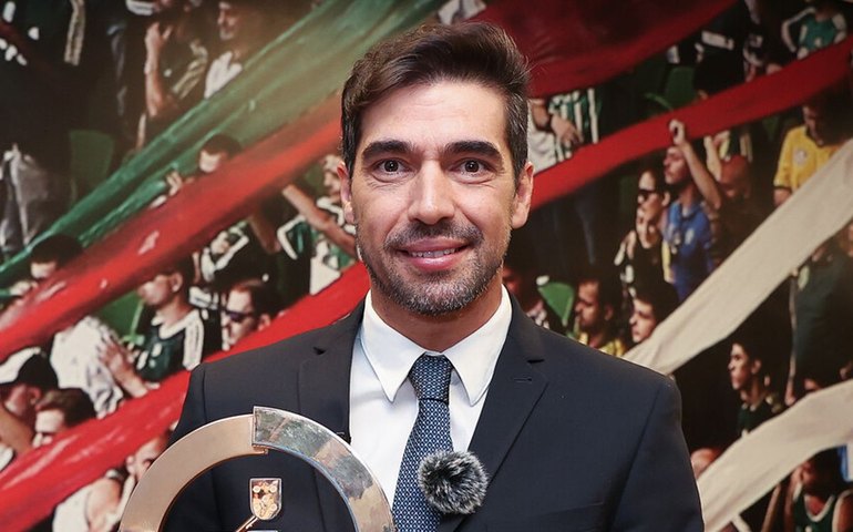 Abel Ferreira ganha prêmio mais importante dado pela Federação Portuguesa