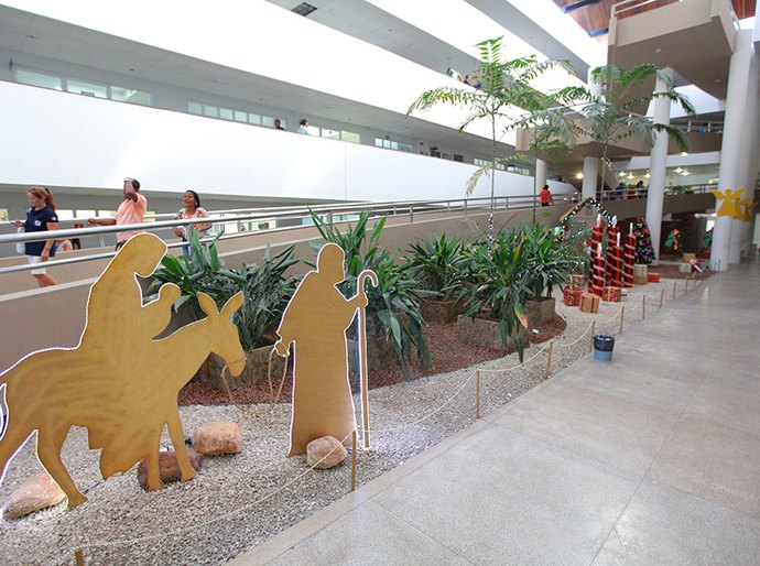 Fórum de Maceió recebe decoração natalina