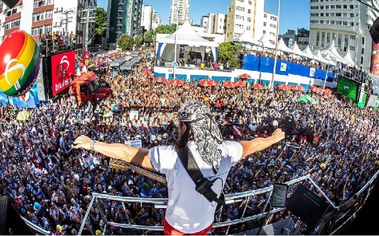 Artistas interrompem apresentações em Salvador para expor roubo, brigas e prisão