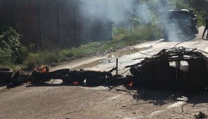 Manifestantes bloqueiam rodovia com pneus queimados em São Cristóvão