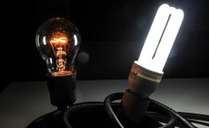 Lâmpada Incandescente à esquerda (Foto: Agência Brasil/Marcello Casal Jr.)