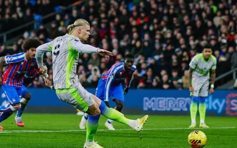 Manchester City vence Crystal Palace com dois gols de Haaland e segue na cola do Arsenal