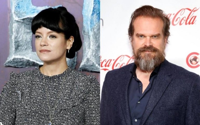 Lily Allen e David Harbour se casam em capela de Las Vegas