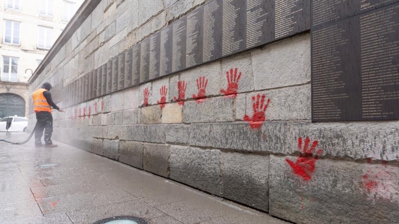Europeus de extrema-direita são presos por pintar mãos vermelhas no memorial do Holocausto em Paris