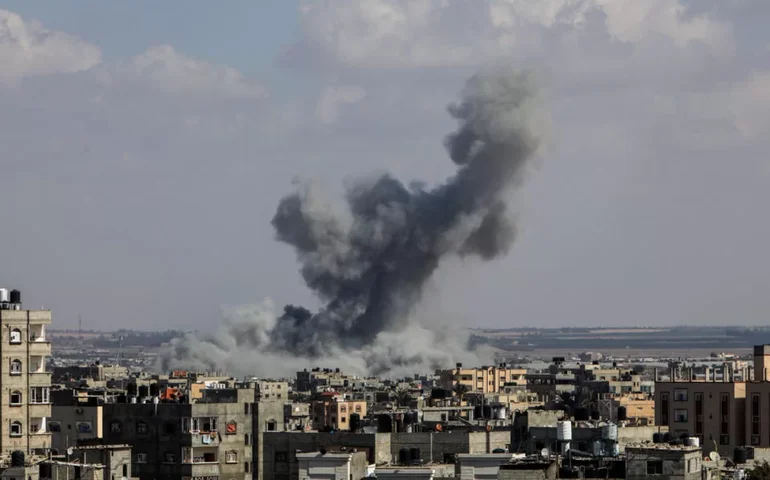 Israel intensifica bombardeios em Gaza antes de invasão terrestre
