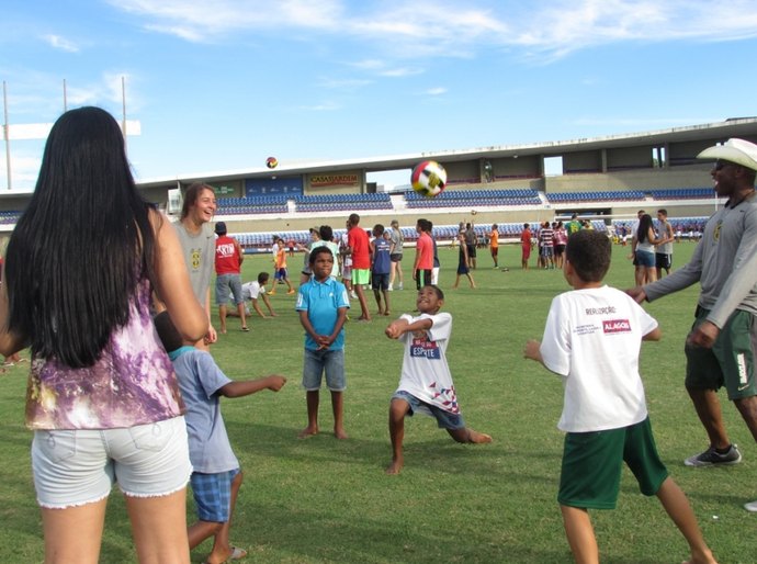 Universitários americanos realizam oficina de esporte no Estádio Rei Pelé