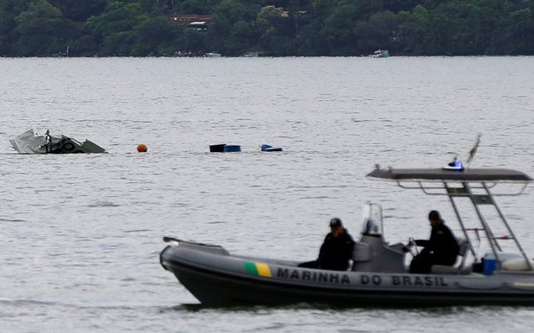 Piloto do avião de Teori disse que esperaria fim da chuva para pousar, afirmam técnicos