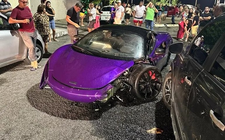Homem fica ferido em acidente envolvendo uma McLaren de quase R$ 2,5 milhões, na Ponta Verde