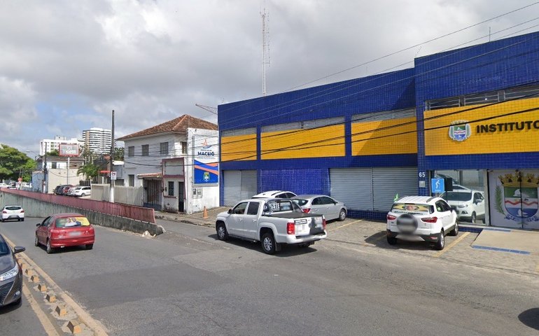 DMTT reforça sinalização de proibição de tráfego em alça de viaduto