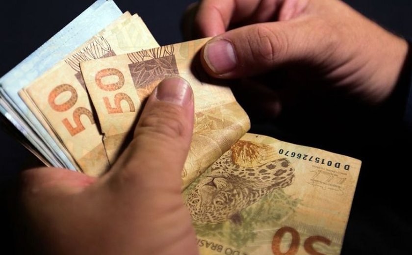 Trabalhadora que ficou sem salário por 30 anos vai receber R$ 800 mil