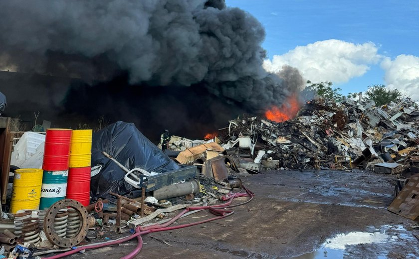 Bombeiros controlam incêndio em ferro-velho em Arapiraca