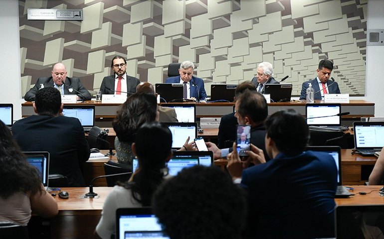 Senado banca viagem de R$ 55,5 mil para bolsonarista acompanhar eleição nos EUA