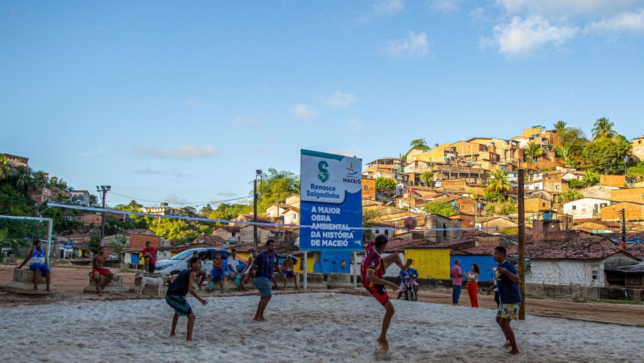 Prefeitura elimina depósito de lixo e transforma espaço numa quadra de futevôlei