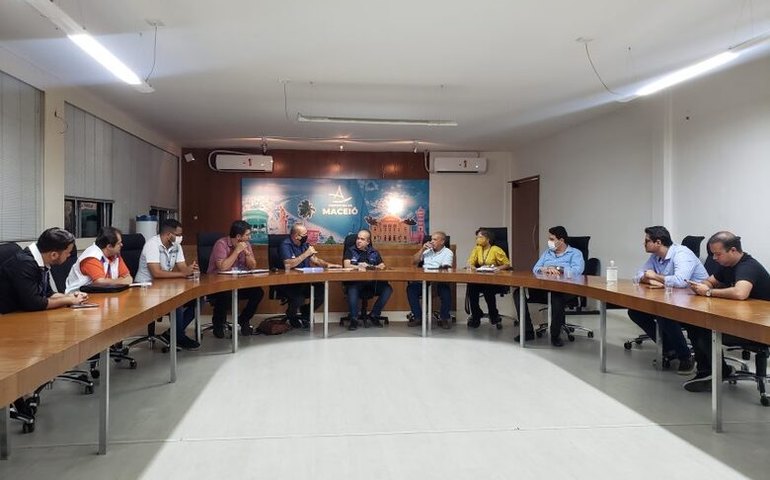 Grupo de trabalho vai iniciar desobstrução do Canal da Levada e de galerias no Mercado da Produção