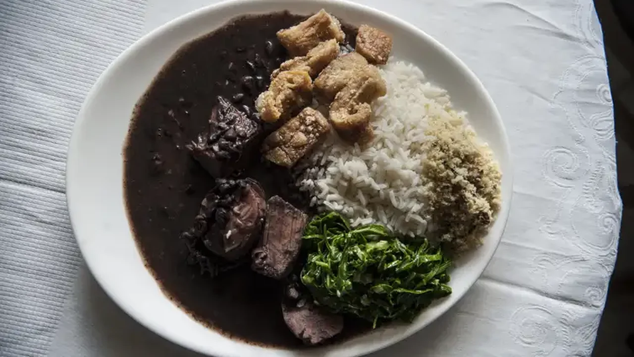 Feriado de São Jorge: quantas calorias pode ter um prato de feijoada?