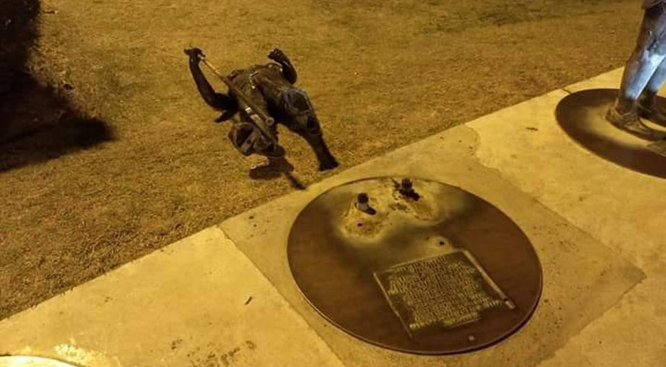 monumento derrubado orla