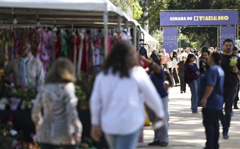 Nível de emprego resiste a impacto do juro alto, dizem especialistas