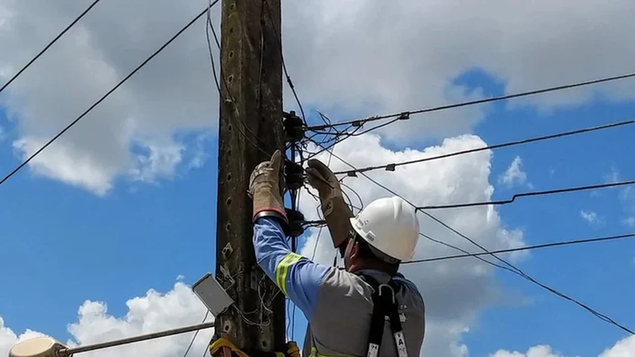 Fios e cabos abandonados em postes de Maceió viram alvo de inquérito do Ministério Público