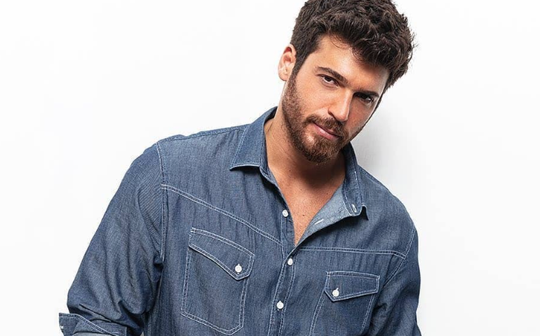 Fãs de Can Yaman arrecadam fundos para ONG pró-preservação em homenagem ao aniversário do astro turco