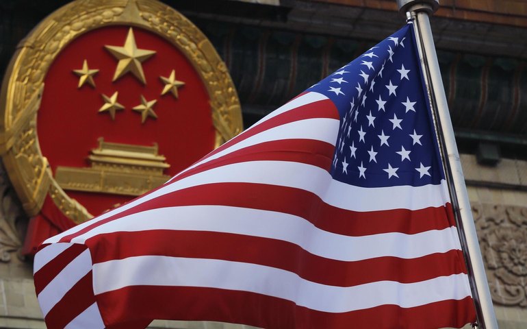 EUA buscam criar inimigo imaginário para desviar atenção de crises internas, avalia analista chinês