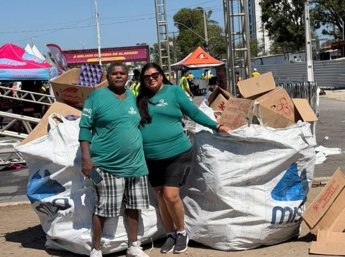 Alurb realiza coleta seletiva em evento de corrida na orla de Maceió