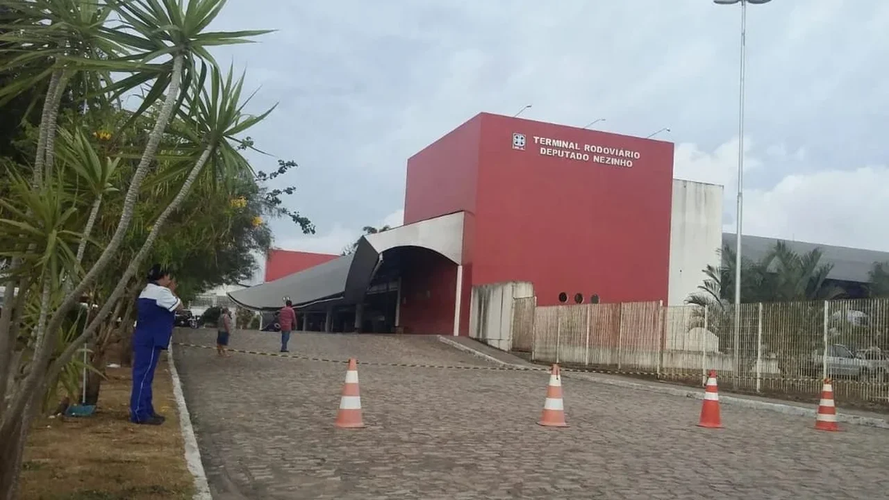 Denúncia leva PM a flagrar maconha em bagagem na rodoviária de Arapiraca