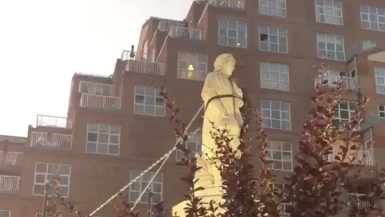 Estátua de Cristóvão Colombo é derrubada em Baltimore, nos EUA