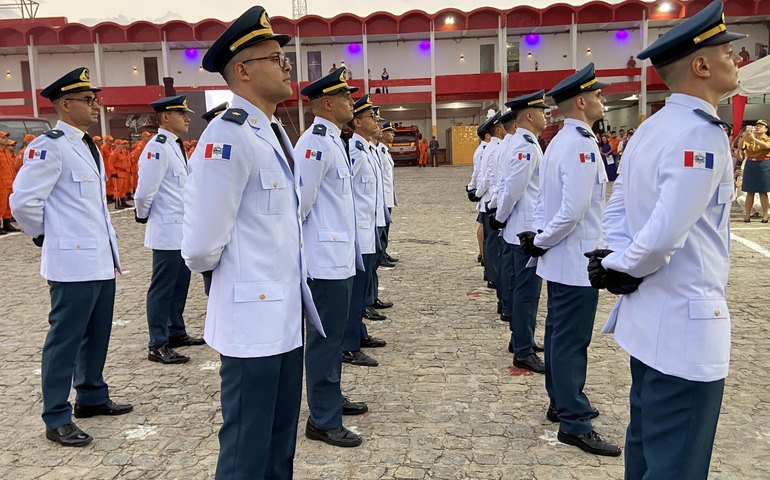 Turma Pioneiros conclui Curso de Formação de Oficiais do CBMAL em solenidade militar